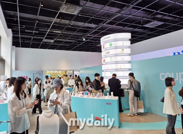 행사장 1층 ‘어워드 존’에는 쿠팡 베스트셀러 제품들이 전시돼 있어 자유롭게 체험할 수 있다. /방금숙 기자