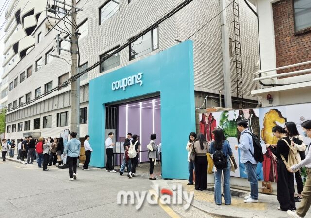 17일 서울 성동구 성수동 ‘메가뷰티쇼 버추얼스토어’ 입구에서 관람객들이 입장을 기다리며 길게 줄을 서 있다. /방금숙 기