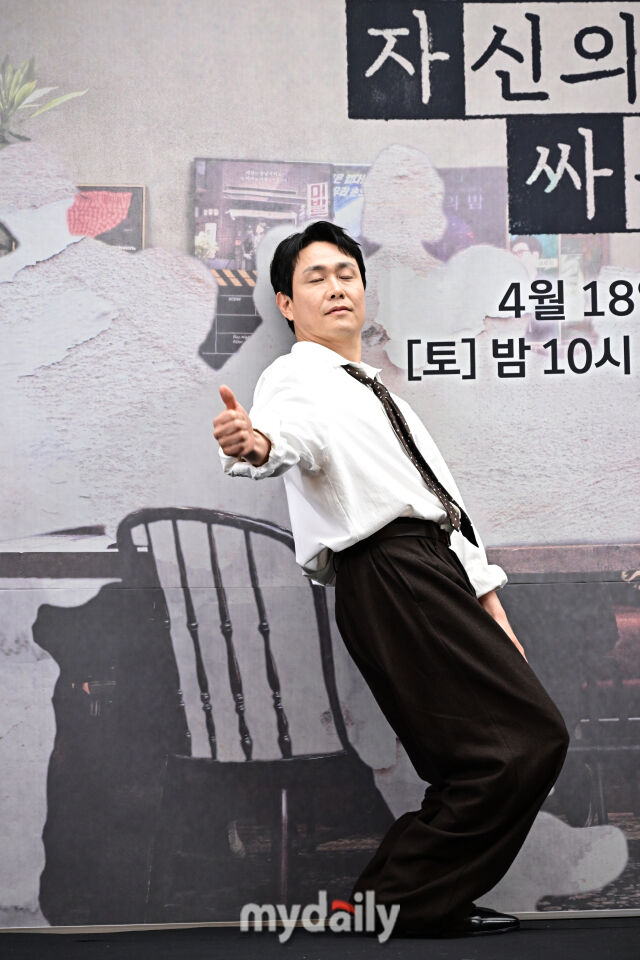 ▲ 오정세가 쏘아올린 자신의 배경 실루엣에서 포즈.