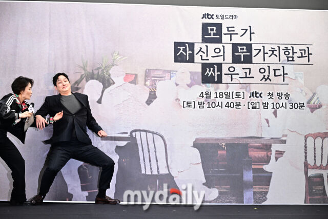 ▲ 모두가 자신의 무가치함과 싸울 때 나는 중력과 싸운다 "경림씨 나 좀 잡아줘'