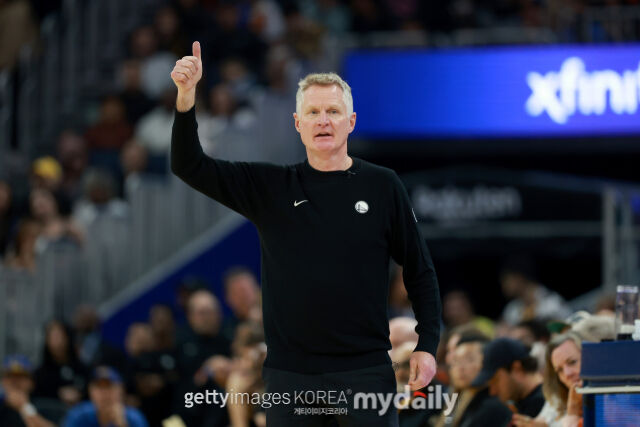 커 감독이 16일 클리퍼스와 경기에서 선수들에게 엄지손가락을 치켜세우고 있다. /게티이미지코리아
