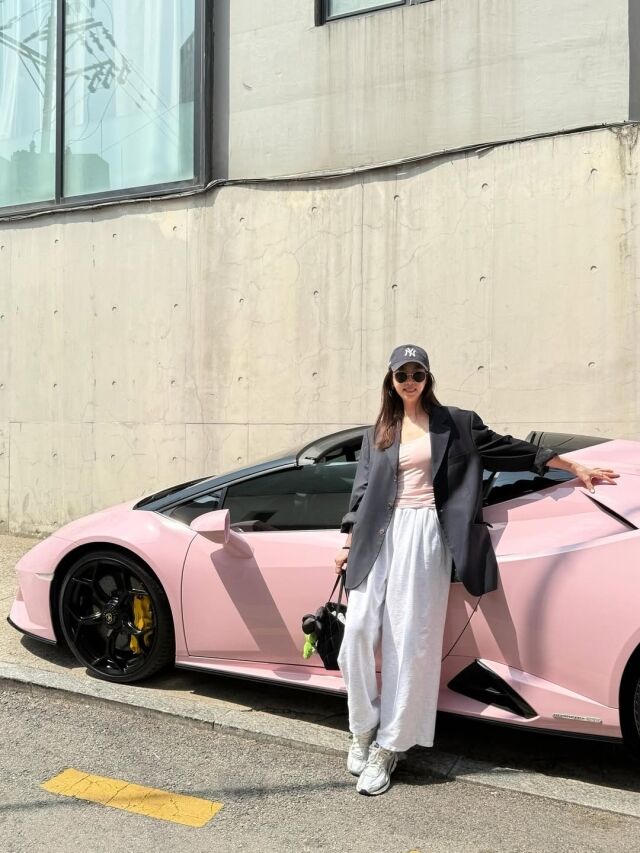 강예원이 슈퍼카 옆에서 감성이 돋보이는 근황을 전했다. / 강예원 SNS