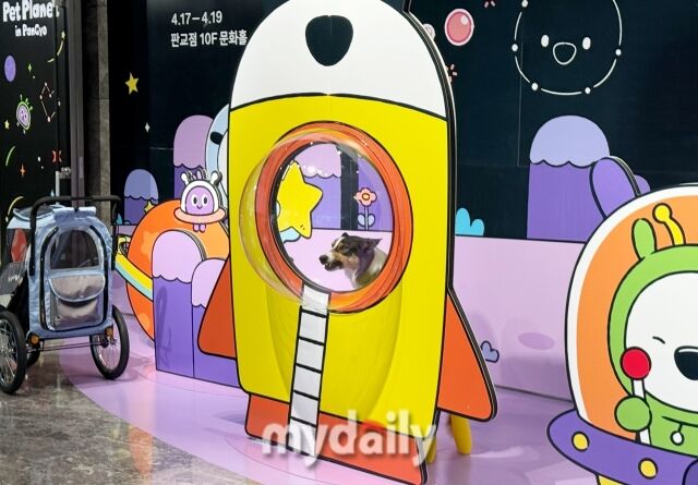 “나도 우주선 탔어요!” 17일 현대백화점 판교점 10층 ‘펫플래닛’ 현장에서 방문객이 베이비 흰디 조형물 앞에서 반려견 기념사진을 촬영하고 있다. /방금숙 기자