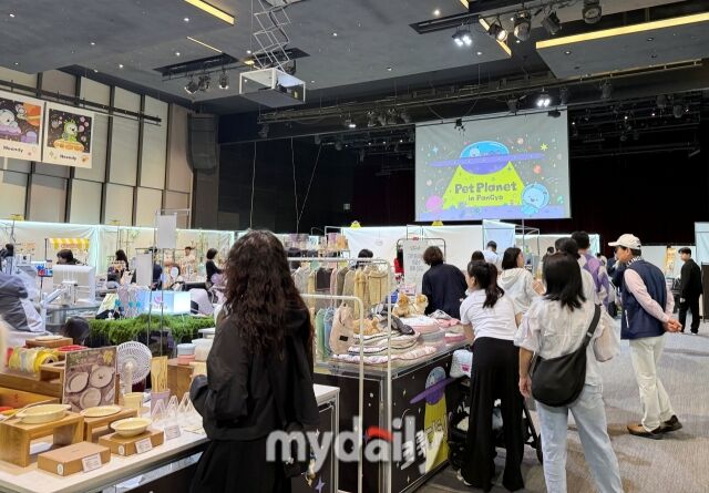 현대백화점은 SNS에서 인기인 ‘힙한’ 펫 브랜드 30여곳을 큐레이션해 선보였다. /방금숙 기자