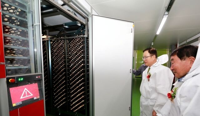 삼기부화장 리모델링 완공식에 참석한 정호석 하림 대표(왼쪽)와 이광택 하림사육농가협의회 회장이 최신식 부화기 설비를 살펴보고 있다. /하림