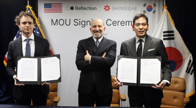 정용진 신세계그룹 회장(오른쪽부터), 하워드 러트닉 미국 상무부 장관, 미샤 라스킨 리플렉션 AI CEO가 지난 3월 ‘한국 소버린 AI 팩토리 건립을 위해 진행한 전략적 파트너십 MOU’에서 기념사진을 촬영하고 있다. /신세계그룹