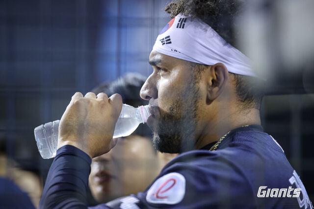 류현진을 상대로 고전한 레이예스./롯데 자이언츠