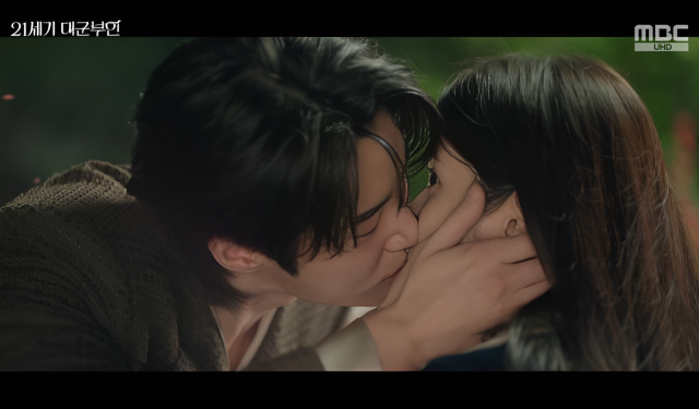 지난 17일 방송된 MBC 금토드라마 '21세기 대군부인' 3회에서 이안대군(변우석 분)이 성희주(아이유 분)와 첫 입맞춤을 했다./MBC '21세기 대군부인'