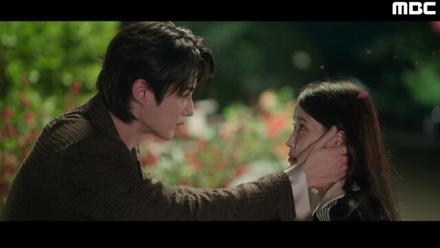 가수 겸 배우 아이유와 배우 변우석이 '21세기 대군부인' 로맨스 물꼬를 텄다. / MBC