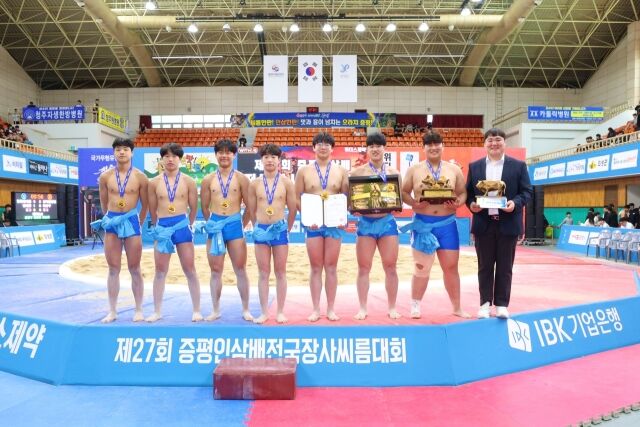 18일 충청북도 증평군 증평종합스포츠센터에서 열린 ‘제27회 증평인삼배전국장사씨름대회' 중학교부 단체전 우승을 차지한 새너울중학교(충청북도)가 김동훈 감독(오른쪽 첫 번째)과 함께 기념사진을 찍고 있다./대한씨름협회