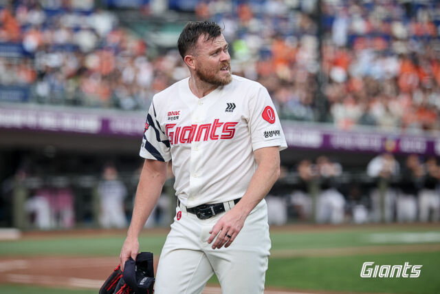 3회를 채우지 못한 비슬리가 부산 사직구장에서 열린 경기서 투구하고 있다./롯데 자이언츠 제공