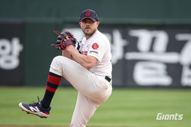 어지럼증으로 강판된 롯데 제레미 비슬리가 부산 사직구장에서 열린 홈 경기서 투구하고 있다./롯데 자이언츠 제공