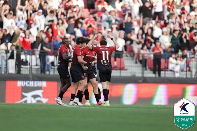 가브리엘의 득점 이후 부천 선수단이 기뻐하고 있다./한국프로축구연맹