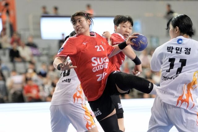 최지혜(가운데 21번)가 점프슛을 시도하고 있다. /한국핸드볼연맹 제공