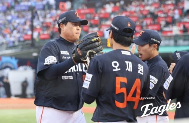 동료들의 인사를 받으며 더그아웃으로 향하는 류현진./한화 이글스