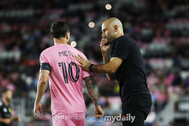 리오넬 메시(왼쪽)와 하비에르 마스체라노 감독./게티이미지코리아
