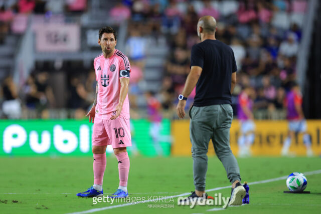 리오넬 메시(왼쪽)와 하비에르 마스체라노 감독./게티이미지코리아