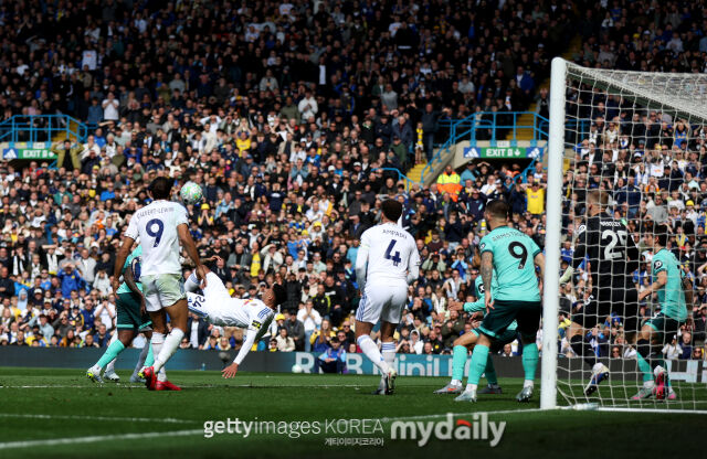 제임스 저스틴이 오버헤드킥을 시도하고 있다./게티이미지코리아