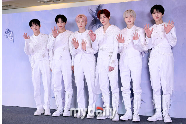 2026년 4월 19일 오후 NCT WISH(엔시티 위시) 가 서울 송파구 올림픽공원 KSPO DOME에서 진행된 '서울 앙코르 공연 및 정규 1집 발매 기념 기자간담회'에서 포즈를 취하고 있다. / 곽경훈 기자 (kphoto@mydaily.co.kr)