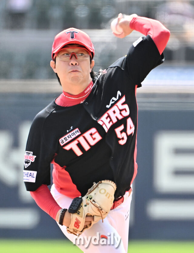 19일 오후 서울 잠실야구장에서 진행된 '2026 프로야구 KBO리그' 두산베어스와 KIA타이거즈의 경기. 기아 양현종이 선발등판해 역투하고 있다./마이데일리