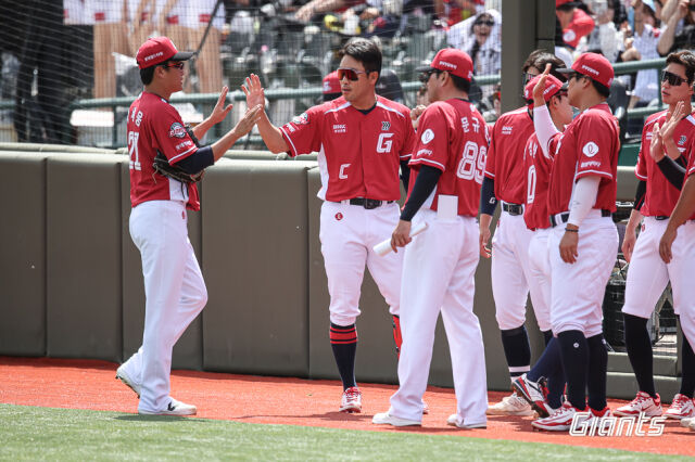 동료들의 인사를 받는 박세웅(왼쪽)./롯데 자이언츠