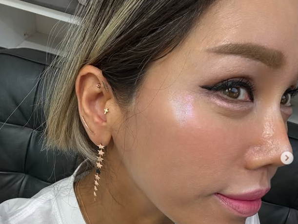 김송은 지난 18일 자신의 SNS 채널에 "공황 재발. 다시 약 먹어요. 오늘 기분은 쏘 쏘. 매가리가 없네"라는 문구와 함께 염색 과정이 담긴 사진 여러 장을 게시했다. /김송 소셜미디어