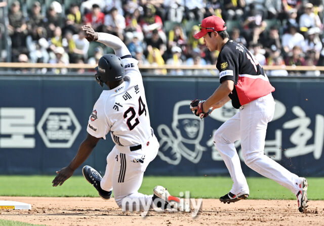 19일 오후 서울 잠실야구장에서 진행된 '2026 프로야구 KBO리그' 두산베어스와 KIA타이거즈의 경기.<br><br>두산 카메론과 기아 김규셩이 4회말 2사 1루서 정수빈의 땅볼때 2루에서 승부를 벌이고 있다./잠실=송일섭 기자