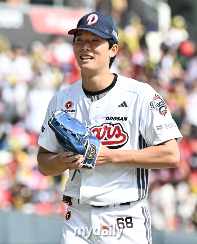 19일 오후 서울 잠실야구장에서 진행된 '2026 프로야구 KBO리그' 두산베어스와 KIA타이거즈의 경기.<br><br>두산 최민석이 6회초를 무실점으로 막은 뒤 미소를 짓고 있다./잠실=송일섭 기자