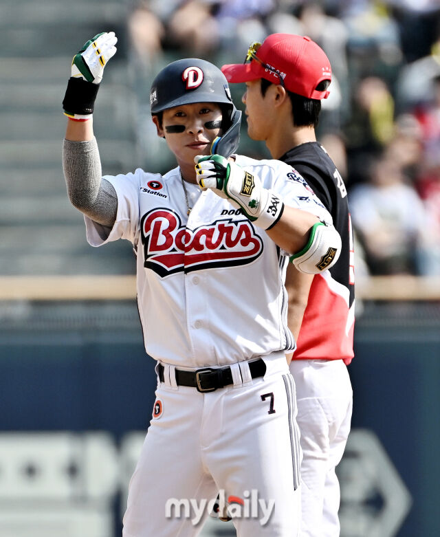 19일 오후 서울 잠실야구장에서 진행된 '2026 프로야구 KBO리그' 두산베어스와 KIA타이거즈의 경기.<br><br>두산 박찬호가 5회말 2루타를 터뜨린 뒤 환호하고 있다./잠실=송일섭 기자