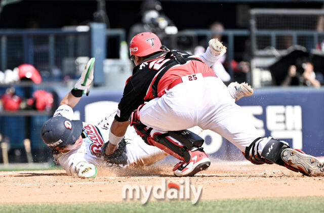 19일 오후 서울 잠실야구장에서 진행된 '2026 프로야구 KBO리그' 두산베어스와 KIA타이거즈의 경기.<br><br>두산 박찬호가 5회말 1사 3루서 박준순의 땅볼때 홈으로 쇄도하고 있다. 원심은 아웃, 비디오판독결과 세이프로 정정./잠실=송일섭 기자