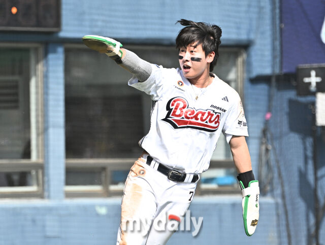 19일 오후 서울 잠실야구장에서 진행된 '2026 프로야구 KBO리그' 두산베어스와 KIA타이거즈의 경기.<br><br>두산 박찬호가 5회말 1사 3루서 박준순의 땅볼때 홈으로 쇄도한 뒤 비디오 판독을 요청하고 있다. 원심은 아웃, 비디오판독결과 세이프로 정정./잠실=송일섭 기자