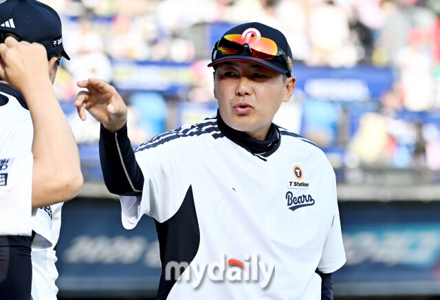 19일 오후 서울 잠실야구장에서 진행된 '2026 프로야구 KBO리그' 두산베어스와 KIA타이거즈의 경기.<br><br>두산 김원형 감독이 6-3으로 승리한 뒤 환호하고 있다./마이데일리