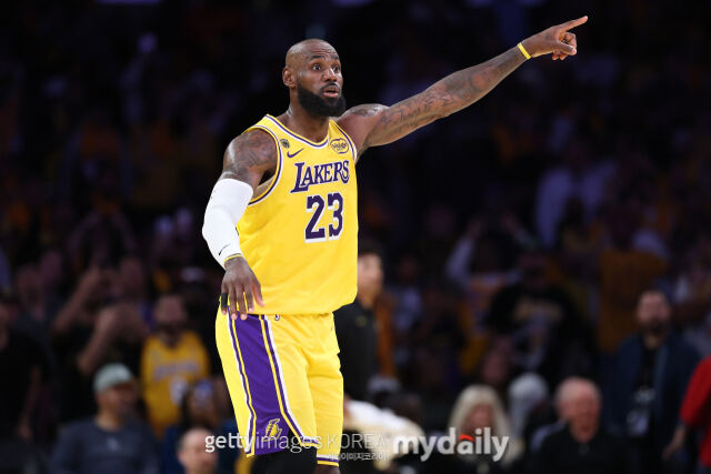 LA 레이커스 르브론 제임스가 19일 휴스턴과 경기에서 손짓을 하고 있다. /게티이미지코리아