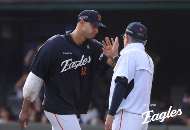 에르난데스(왼쪽)와 김경문 감독./한화 이글스