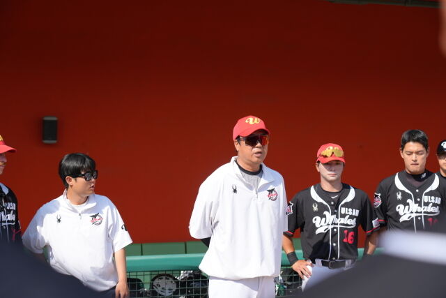 울산 웨일즈 장원진 감독./울산 웨일즈