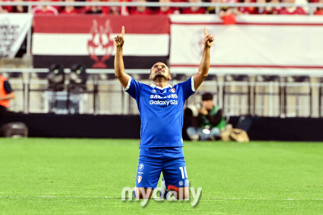 산토스가 19일 오후 경기도 수원월드컵경기장에서 진행되는 OGFC- 수원삼성 블루윙즈 레전드 매치 ‘OGFC: THE LEGENDS ARE BACK’ 경기에서 선제골을 넣은 뒤 기뻐하고 있다.<br><br>OGFC는 박지성, 리오 퍼디난드, 라이언 긱스, 파트리스 에브라 등 프리미어리그 황금기를 대표하는 레전드들이 축구 콘텐츠·이벤트 제작사 슛포러브와 함께 결성한 신생 독립팀이다./수원월드컵경기장=곽경훈 기자