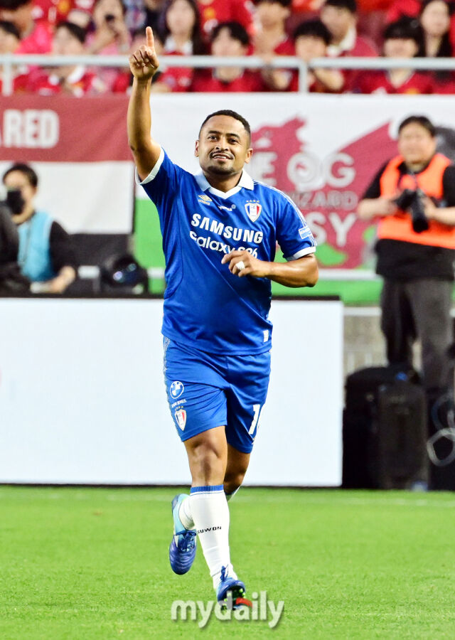 산토스가 19일 오후 경기도 수원월드컵경기장에서 진행되는 OGFC- 수원삼성 블루윙즈 레전드 매치 ‘OGFC: THE LEGENDS ARE BACK’ 경기에서 선제골을 넣은 뒤 기뻐하고 있다.<br><br>OGFC는 박지성, 리오 퍼디난드, 라이언 긱스, 파트리스 에브라 등 프리미어리그 황금기를 대표하는 레전드들이 축구 콘텐츠·이벤트 제작사 슛포러브와 함께 결성한 신생 독립팀이다./수원월드컵경기장=곽경훈 기자