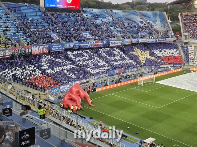 2026년 4월 19일 수원월드컵경기장에서 열린 수원 삼성 레전드 팀과 OGFC의 레전드 매치. 수원 팬들이 열띤 응원을 펼치고 있다./수원월드컵경기장=노찬혁 기자