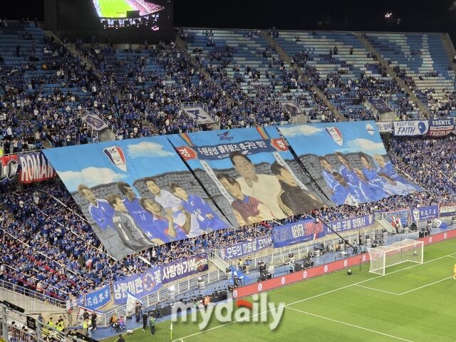 2026년 4월 19일 수원월드컵경기장에서 열린 수원 삼성 레전드 팀과 OGFC의 레전드 매치. 수원 팬들이 열띤 응원을 펼치고 있다./수원월드컵경기장=노찬혁 기자