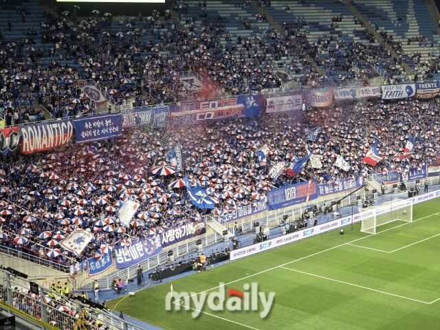 2026년 4월 19일 수원월드컵경기장에서 열린 수원 삼성 레전드 팀과 OGFC의 레전드 매치. 수원 팬들이 열띤 응원을 펼치고 있다./수원월드컵경기장=노찬혁 기자