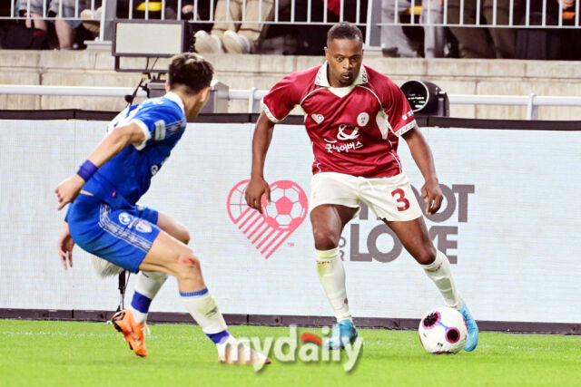 에브라가 19일 오후 경기도 수원월드컵경기장에서 진행된 OGFC- 수원삼성 블루윙즈 레전드 매치 ‘OGFC: THE LEGENDS ARE BACK’ 경기에서 돌파를 하고 있다.<br><br>OGFC는 박지성, 리오 퍼디난드, 라이언 긱스, 파트리스 에브라 등 프리미어리그 황금기를 대표하는 레전드들이 축구 콘텐츠·이벤트 제작사 슛포러브와 함께 결성한 신생 독립팀이다./수원월드컵경기장=곽경훈 기자