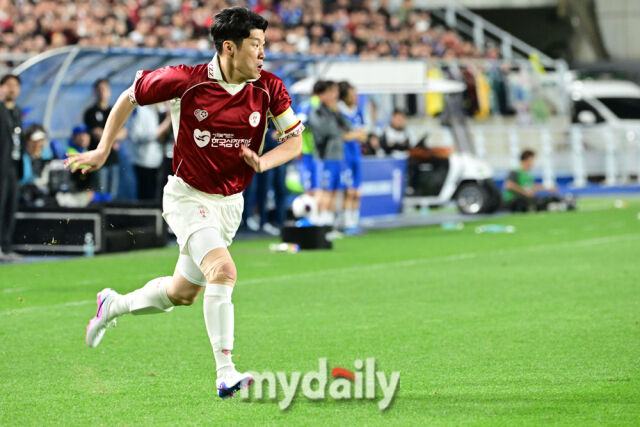 박지성이 19일 오후 경기도 수원월드컵경기장에서 진행된 OGFC- 수원삼성 블루윙즈 레전드 매치 ‘OGFC: THE LEGENDS ARE BACK’ 경기에서 돌파를 하고 있다.<br><br>OGFC는 박지성, 리오 퍼디난드, 라이언 긱스, 파트리스 에브라 등 프리미어리그 황금기를 대표하는 레전드들이 축구 콘텐츠·이벤트 제작사 슛포러브와 함께 결성한 신생 독립팀이다./수원월드컵경기장=곽경훈 기자