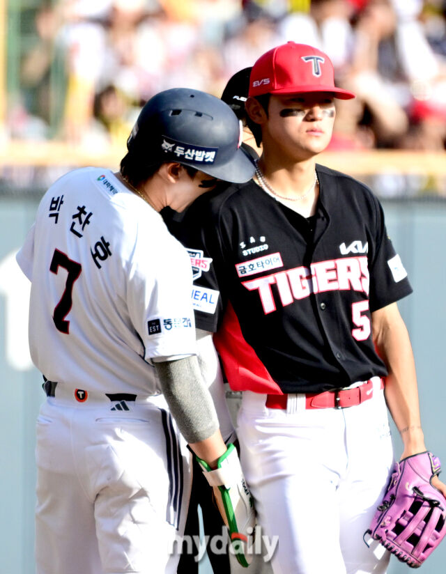 두산 박찬호가 KIA 김도영의 어깨를 깨물고 있다 / 잠실 = 유진형 기자 zolong@mydaily.co.kr