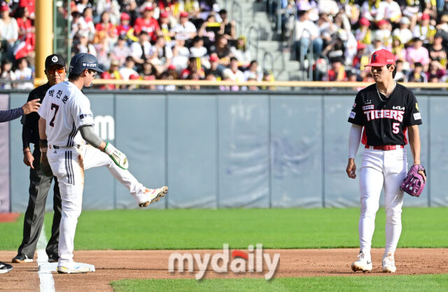 두산 박찬호가 KIA 김도영에게 발차기를 하며 장난치고 있다 / 잠실 = 유진형 기자 zolong@mydaily.co.kr