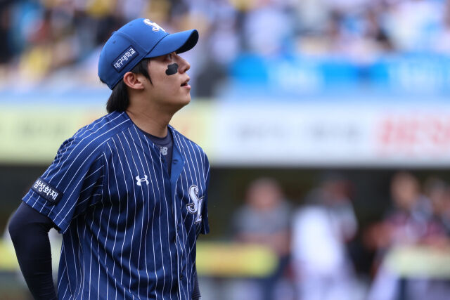원태인이 19일 허공을 쳐다보고 있다./삼성 라이온즈