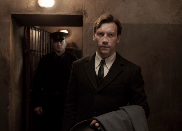 '두 검사'./엠엔엠인터내셔널