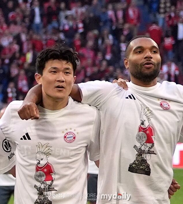 김민재와 요나단 타가 2025-226시즌 분데스리가 조기 우승 확정 후 세리머니를 펼치고 있다. /게티이미지코리아