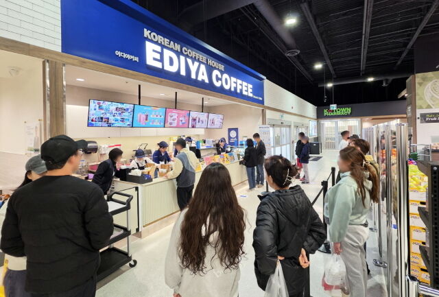 캐나다 토론토에 문을 연 이디야커피 1호점. /이디야커피