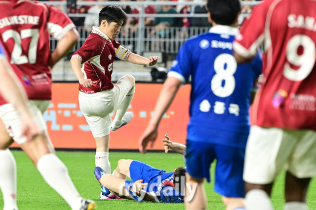 경기 후반 박지성이 이병근의 거친 백태클을 살짝 피하고 있다.