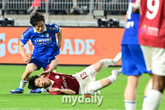 박지성이 이병근의 태클을 피했지만 한쪽 다리에 걸려 넘어지고 있다.
